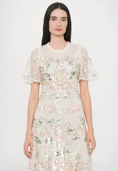 Geborduurd tule jurk met een ronde hals, korte puff mouwen, pastel bloemenpatronen en gelaagde pailletten in verschillende kleuren.
