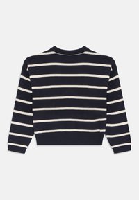 Marinblå randig tröja med krämfärgade horisontella linjer, ribbat halsband och ärmslut, avslappnad passform och mjukt stickat material.