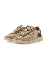 Zapatillas en tonos marrones y beige con un upper de ante y tela, puntera redonda, cierre de cordones y suela de goma texturizada. Detalles acentuados con el logotipo.
