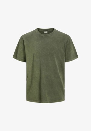 Oliivinvihreä lyhythihainen t-paita pyöreällä kauluksella, valmistettu pehmeästä kankaasta, jossa on hieman teksturoitu pinta ja lappu helmassa.