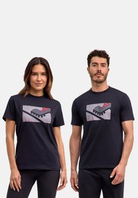 Zwarte katoenen T-shirts met een grafisch ontwerp van een voet met rode accenten en geometrische vormen. Korte mouwen en ronde halsstijl.