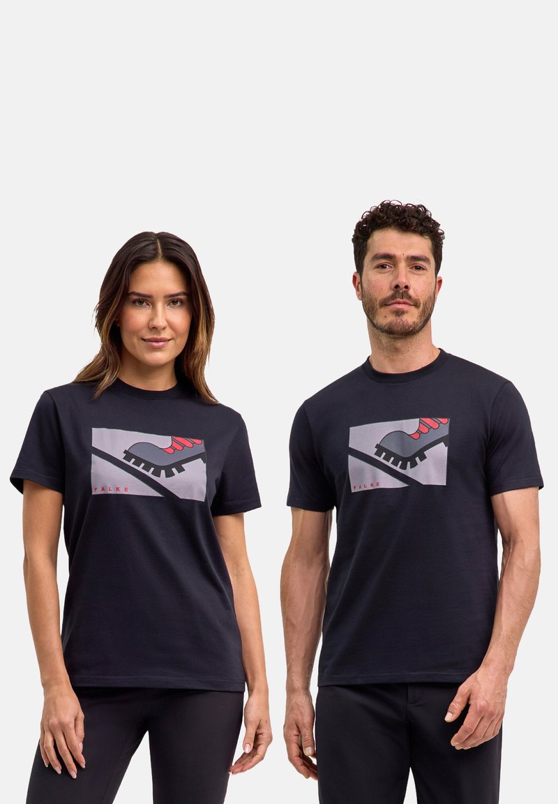 Zwarte katoenen T-shirts met een grafisch ontwerp van een voet met rode accenten en geometrische vormen. Korte mouwen en ronde halsstijl.