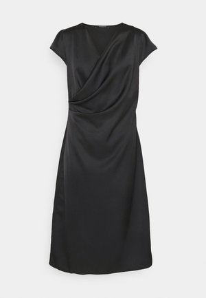 Abito nero fino al ginocchio realizzato in tessuto morbido, con scollatura a V e corpino drappeggiato. Maniche corte e orlo dritto.