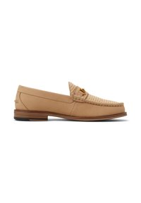Mocasines de cuero beige con detalles trenzados en la punta, acentos en dorado y una suela en capas marrón contrastante. Acabado suave en toda la superficie.