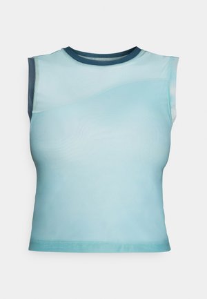 Top sin mangas hecho de una tela ligera y suave en un degradado de azul claro, con un cuello redondo azul oscuro y un detalle de costura curva.