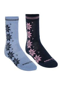 Blå och marinblå strumpor med snöflingemönster; den blå strumpan har svarta snöflingor, den marinblå strumpan har rosa snöflingor. Ribbad topp, mjukt material.