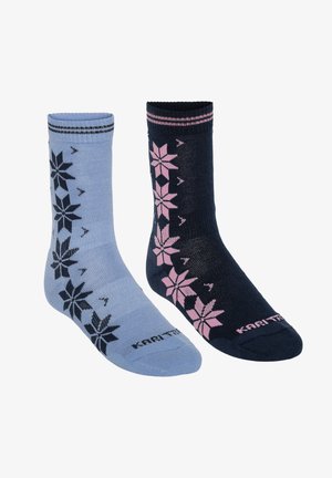 Blaue und marineblaue Socken mit Schneeflockenmuster; die blaue Socke hat schwarze Schneeflocken, während die marineblaue Socke pinke Schneeflocken aufweist. Gerippte Bündchen, weicher Stoff.