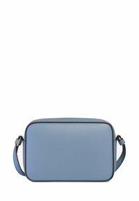 Jasnoniebieska skórzana torba crossbody o prostokątnym kształcie, z teksturowanym wykończeniem, kontrastowymi czarnymi detalami oraz pojedynczym regulowanym paskiem.