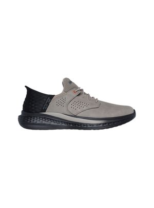 Hellgrau Sportschuh mit Wildlederoberfläche, schwarzer Mesh-Ferse, grauer Gummisohle, perforiertem Design und orangen Ösen.