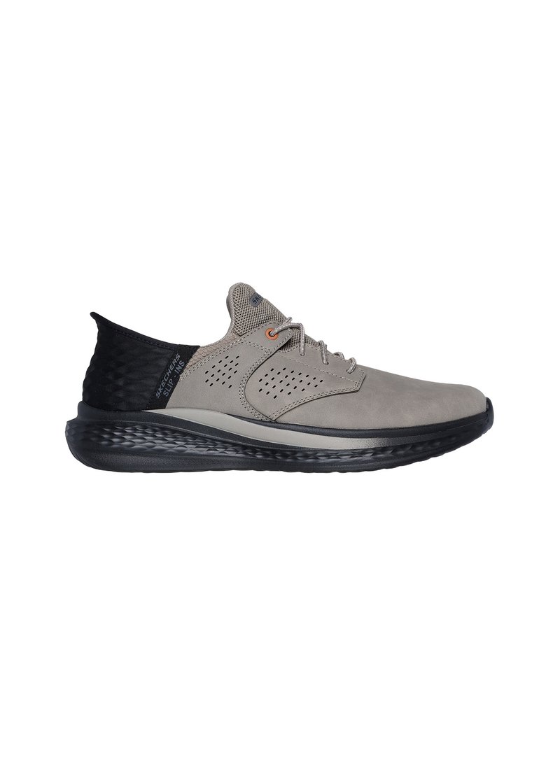 Hellgrau Sportschuh mit Wildlederoberfläche, schwarzer Mesh-Ferse, grauer Gummisohle, perforiertem Design und orangen Ösen.