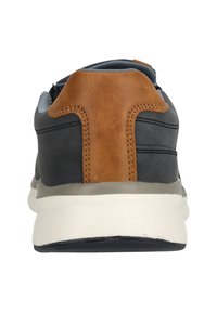 Herrskor med mörkgrå syntetisk ovandel, brun läderdetalj vid hälen, vit mellansula och strukturerad gummisula.