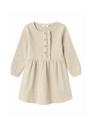 Beżowa sukienka z prążkowanej tkaniny, z długimi rękawami, okrągłym dekoltem, falbaniastym zapięciem na guziki oraz rozkloszowanym dołem. Posiada drewniane guziki oraz miękką teksturę.