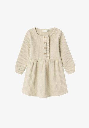 Beżowa sukienka z prążkowanej tkaniny, z długimi rękawami, okrągłym dekoltem, falbaniastym zapięciem na guziki oraz rozkloszowanym dołem. Posiada drewniane guziki oraz miękką teksturę.