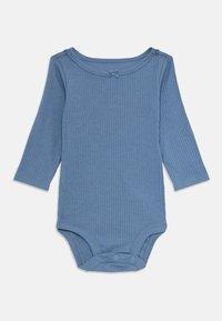 Sininen ribattuja pitkähihaisella vauvan body, jossa on nepparit alaosassa ja pieni koristeellinen sulka kauluksessa.
