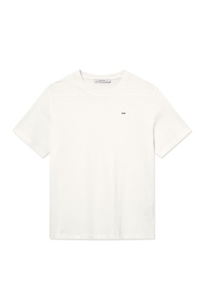 Witte katoenen T-shirt met korte mouwen, ronde hals en een klein zwart logo op de borst. Eenvoudig, onopgesmukt design.