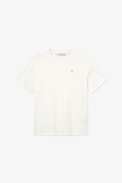 Valge puuvillane T-särk lühikeste varrukatega, ümmargune kaelus ja väike must logo rinnal. Lihtne, kaunistusteta disain.