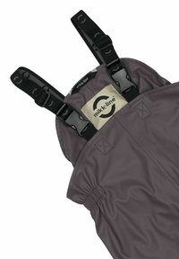Salopette grise imperméable avec bretelles noires ajustables et boucles en plastique. Comprend une étiquette de marque avec logo et une ceinture froncée pour l'ajustement.