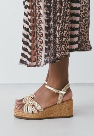 Next, Sandalen met plateauzool - gold