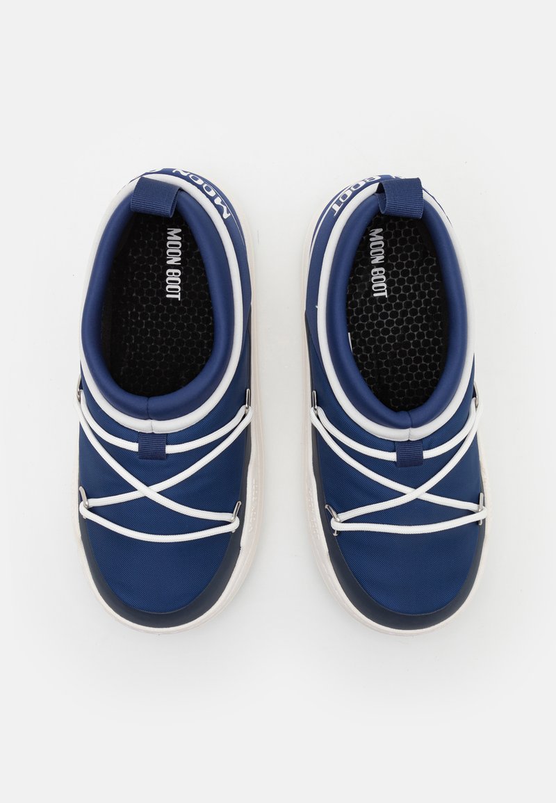 Marineblaue Slipper mit weißen elastischen Schnürsenkeln, aus strukturiertem Material. Mit einer runden Zehenform und einer soliden Gummisohle.