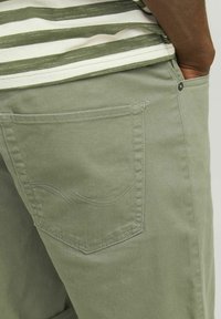 Jack & Jones STRICK ORIGINAL - Farkkushortsit - oil green