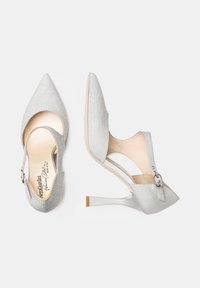 Scarpe con tacco alto in glitter argento, con punta affilata, cinturino alla caviglia con fibbia e un tacco lucido e slanciato.