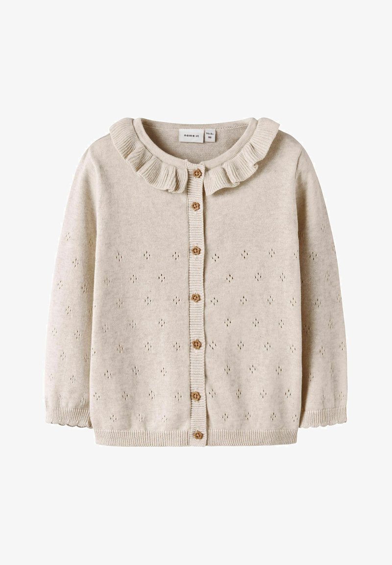 Bež pleteni dječji kardigan s dugim rukavima, naboranim ovratnikom, gumbima u obliku cvijeća i sitnim uzorkom proreza u obliku dijamanta.