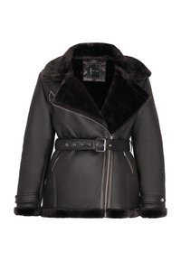 Giacca in pelle nera con colletto e polsini in pelliccia sintetica, vita con cintura, chiusura a zip asimmetrica e tasche laterali con zip. Dettagli in superficie texture.