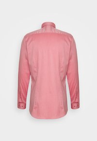 Camicia da uomo a maniche lunghe rosa, vista dal retro, con polsini abbottonati e colletto classico, su uno sfondo bianco.