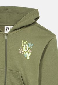 Bluza z kapturem na zamek w kolorze oliwkowej zieleni, z kapturem, kieszenią z przodu oraz kolorowym napisem "ROXY" i kwiatowym wzorem na lewej piersi.