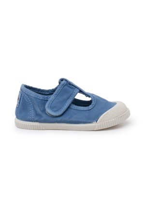 Zapato azul para niño pequeño con tira de velcro, suela y puntera de goma blanca, empeine de tela, mostrado de lado sobre un fondo blanco.