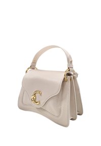 Beige lædertaske med en struktureret design, der har en markant guldlogo-lås, kort håndtag og foldede plissédetaljer.