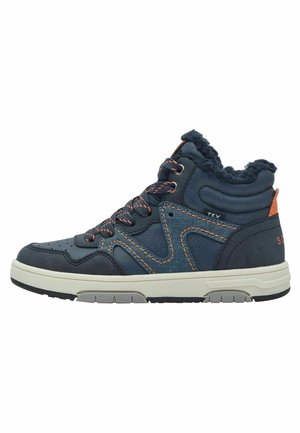 Navyblauwe hoge sneaker met oranje stiksels, een fleece voering, patroon veters en een witte zool, ontworpen voor koud weer.