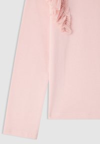 Top a maniche lunghe rosa chiaro realizzato in un tessuto morbido, con dettagli arricciati lungo la spalla sinistra. L'orlo è dritto e rifinito con cura.