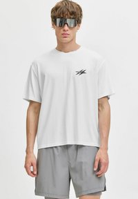 Jack & Jones Performance JCOCNZ BERLIN  - Trükipildiga T-särk - bright white