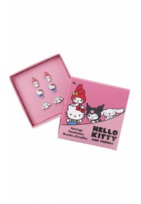 Quattro paia di orecchini colorati a tema Hello Kitty in una scatola rosa, caratterizzati da vari personaggi con hardware in metallo e dettagli in smalto.