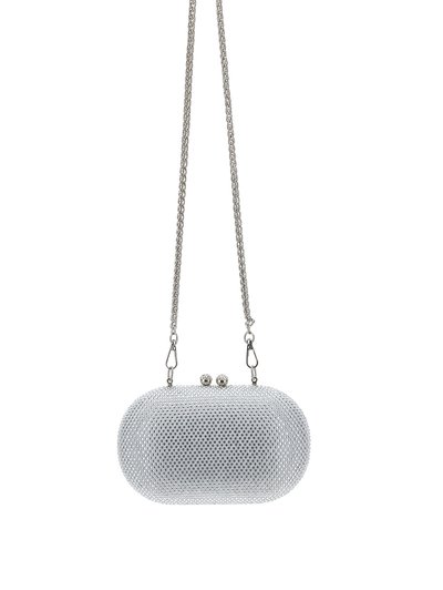 Borsa clutch ovale in rete argento con tracolla lunga a catena e chiusura con fibbia metallica su sfondo bianco.