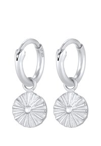 Pendientes de aro de plata con un colgante circular texturizado que presenta líneas radiales. Hechos de plata esterlina 925, con un acabado pulido.