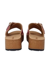 Sandalo con piattaforma simile al sughero e suola in gomma. Design con fascia rossa e fibbia regolabile. Parte posteriore e area delle dita aperte, tacco piatto.