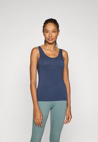 Mørkeblå tanktop med rund hals, laget av et glattere stoff. Enkelt design med brede skulderstropper og en tettsittende silhuett.