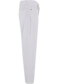 Pantaloni din bumbac gri deschis, cu croi lejer, buzunare laterale și un design ușor conic pe picior. Presenta închidere cu nasture și fermoar.