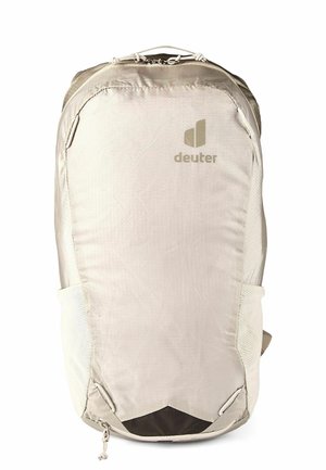 Licht beige Deuter rugzak met bovenhandvat, dubbele rits en zijvakken van gaas, ontworpen voor wandelen of dagelijks gebruik.
