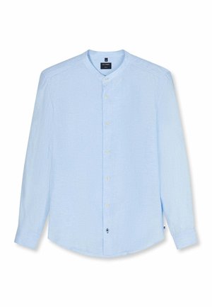 Lichtblauw herenoverhemd met lange mouwen en bandkraag, zichtbare knopen aan de voorkant en een klein zwart merklipje binnenin de kraag.