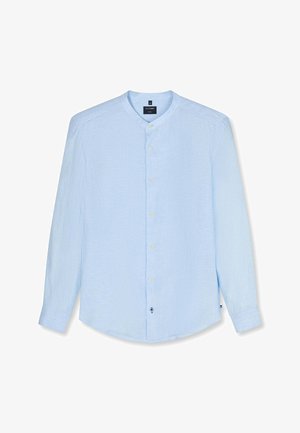 Chemise homme à manches longues bleu clair avec col mao, boutons visibles sur le devant et une petite étiquette de marque noire à l'intérieur du col.