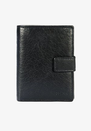 Czarny skórzany portfel o teksturowanym wykończeniu, z zapięciem z przodu i wytłoczonym logo. Kompaktowy prostokątny kształt z wyraźnymi krawędziami.