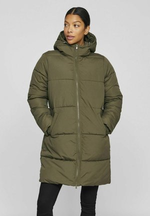 Cappotto imbottito verde oliva con chiusura a zip, tasche frontali e cappuccio. Presenta un design trapuntato e una vestibilità comoda.
