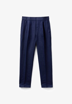 Granatowe spodnie wąskie z elastycznym pasem, przednimi kieszeniami i mankietami, ułożone płasko na białym tle.