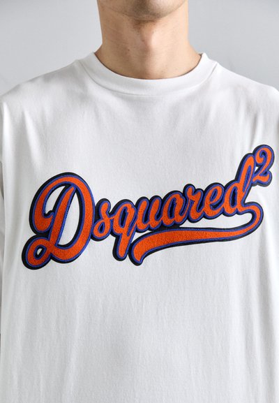 Witte katoenen T-shirt met een gedurfde, geborduurde meerkleurige "Dsquared²" logo in oranje en blauw met een gestructureerd ontwerp.