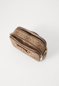 Borsa cosmetica in tessuto marrone con doppie zip, accessori in oro e un motivo impresso. Presenta un accento a catena su un lato.