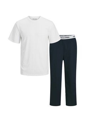 Witte katoenen t-shirt met ronde hals naast marineblauwe broek met een elastische tailleband en 'JACK & JONES' branding.