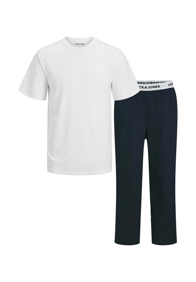 Witte katoenen t-shirt met ronde hals naast marineblauwe broek met een elastische tailleband en 'JACK & JONES' branding.